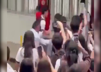 📹🚨VIDEO/ Alumnos golpean a director del Cetis 78 acusado de acoso sexual