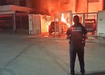 Pánico en Ex Hacienda Los Ángeles: Incendio de Auto en Cochera Desata Movilización de Emergencia