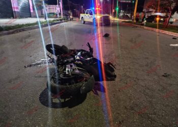 Un joven motociclista gravemente herido tras un brutal impacto