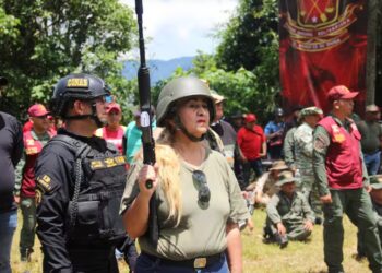 «Venezolanos se entrenan en armas ante tensiones con Estados Unidos»