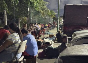 Vivienda Bienestar causa largas filas y molestia por presunto favoritismo