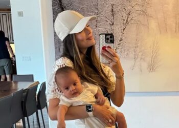 Ximena Navarrete exhibe a su “amor chiquito” con ternura maternal