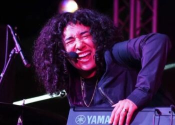 ¡No al silencio! Flor Amargo defiende su música en pleno Coyoacán