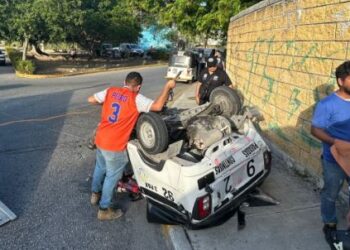 Mototaxi vuelca tras ser impactado por un automóvil en Paseos del Mayab