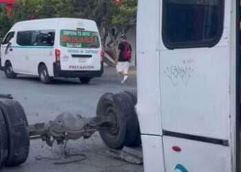 Camión pierde llantas traseras en plena ruta en la colonia Nicte-Ha de Playa del Carmen