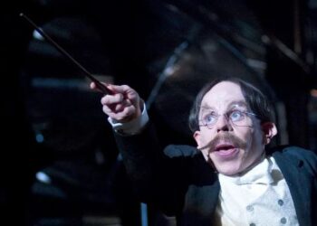 ¡Magia eterna! Warwick Davis vuelve a Hogwarts en la nueva serie de Harry Potter