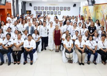 Ana Paty Peralta refuerza combate a la corrupción con gafetes con código QR