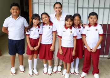 «Gobierno de Cancún hace  entrega de más de 28 mil pares de tenis escolares»