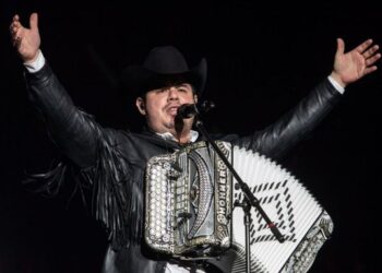 Alfredo Olivas Interrumpe Concierto y Causa Alarma