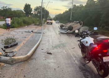 Aparatosa Volcadura de un Aveo Interrumpe el Tráfico en la Avenida Huayacán