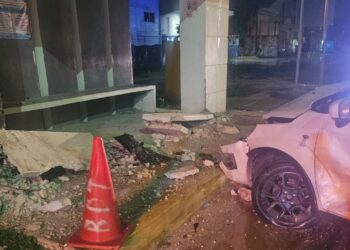 Auto se Impacta Contra Paradero en el Blvd. Colosio