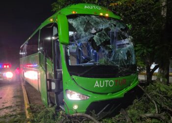 Autobús Sacude la Avenida Tulum de Cancún