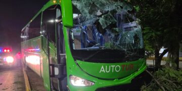 Autobús Sacude la Avenida Tulum de Cancún