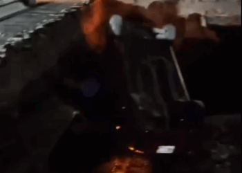 Automóvil Cae a un Socavón en la Carretera Federal a Cuernavaca