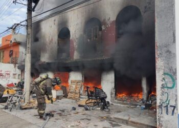VIDEO «Bomberos de Cancún controlan incendio en local abandonado sobre la Av. López Portillo»