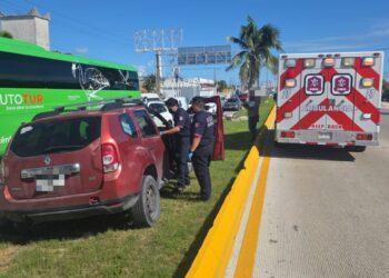 Conductor Pierde el Control y Choca Contra el Camellón en el Boulevard Colosio