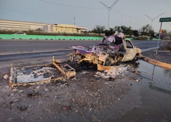 Camioneta Incendiada en Guadalupe, NL, Es Consumida por el Fuego