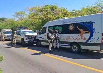 Camioneta de la Guardia Nacional Choca Contra Vehículo de Pasajeros