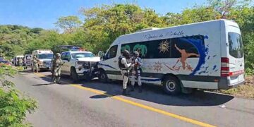 Camioneta de la Guardia Nacional Choca Contra Vehículo de Pasajeros