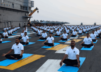 «India demuestra su poderío militar y cultural con yoga en un Porta-aviones»