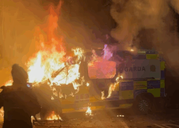 «Manifestantes antinmigrantes queman vehículo policial en Dublín tras ataque a una joven»