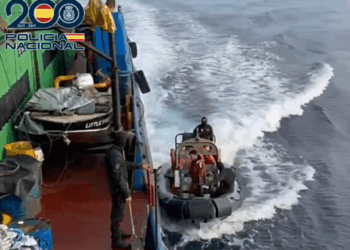 «Policías Abordan Barco e Incautan 6.500 Kilos de Cocaína Cerca de Canarias»