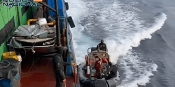 «Policías Abordan Barco e Incautan 6.500 Kilos de Cocaína Cerca de Canarias»