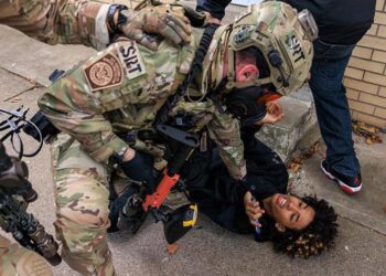 «ICE detiene a más de 3 mil inmigrantes en Chicago durante la Operación Midway Blitz»