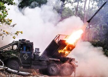 VIDEO «Moscú intensifica ofensiva sobre complejos militares en Ucrania»