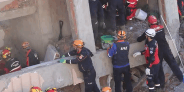 VIDEO «Derrumbe en Turquía deja muertos y una familia atrapada en Gebze»