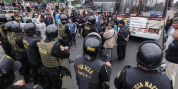 «Protestas de transportistas en Perú tras asesinato de un chofer»