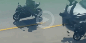 «Persecución policial en California termina en colisión de motocicleta»