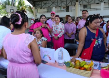Conmemoran Lucha Contra el Cáncer de Mama con Acciones de Salud en Colonias de Playa del Carmen