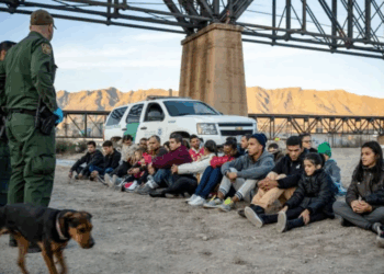 Cruces Ilegales entre EE. UU. y México Caen a Mínimos Históricos