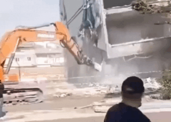 Falla en Demolición, Edificio Cae sin Control en Kahramanmaras, Turquía [VIDEO]