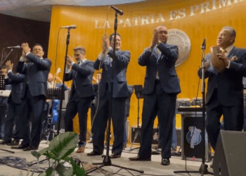 DIPUTADOS BAILAN CON LA SONORA SANTANERA EN SAN LÁZARO