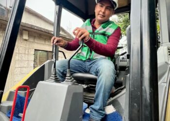 El Fallido Intento de Manejar Maquinaria Alcalde de Morelos Derriba un Poste de Luz