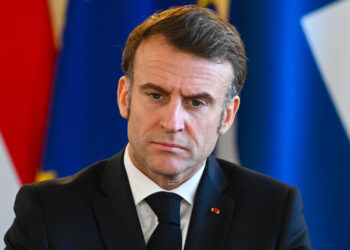 Exigen la Dimisión de Macron Tras Récord de Renuncia Ministerial