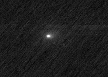 Franja Luminosa: Misterio en el Cielo de Marte y un Cometa Brillante