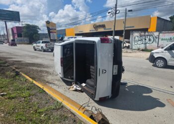 Fuerte Volcadura de Camioneta Interrumpe el Tráfico en el Blvd. Colosio