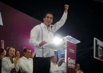 Gino Segura rinde su Primer Informe Legislativo con fuerza para transformar ante miles de quintanarroenses