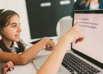 IA y plataformas digitales muestran a las mujeres más jóvenes y menos competentes que los hombres