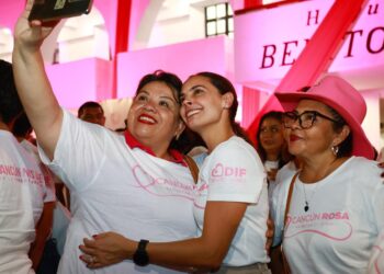 «ILUMINA ANA PATY PERALTA EL PALACIO MUNICIPAL CON LA CAMPAÑA “CANCÚN ROSA»