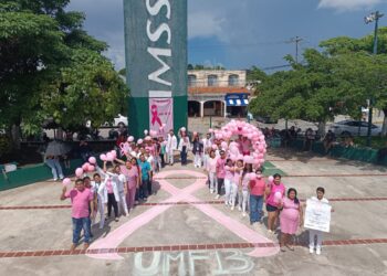 VIDEO | IMSS Quintana Roo refuerza la lucha contra el Cáncer de mama con lazo humano rosa