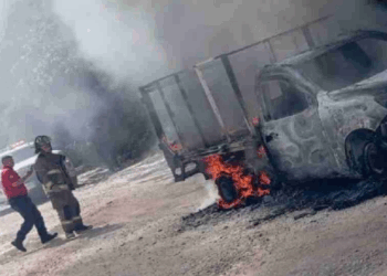 Fuerte Incendio en la Autopista Cancún-Mérida Deja Ocupantes Ilesos