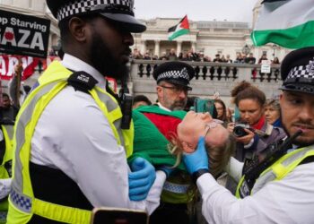 La Escalada de Poderes Policiales en Reino Unido Amenaza el Derecho a la Protesta