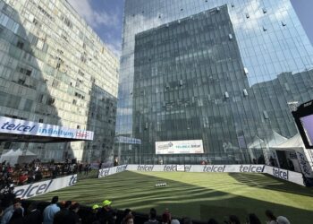 Locura por Checo Pérez: Larga Fila de Fans Espera Ver al Piloto en Plaza Carso