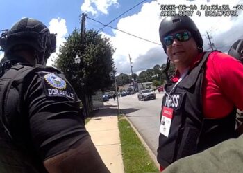 Mario Guevara regresa a El Salvador tras meses bajo custodia de ICE