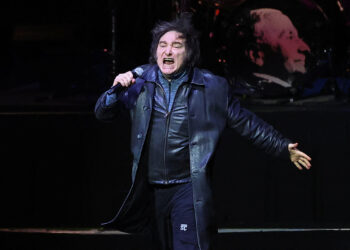 Milei Canta Demoliendo Hoteles de Charly García con la Banda Presidencial