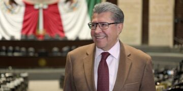 Monreal Combina Política y Cátedra en la Cámara de Diputa